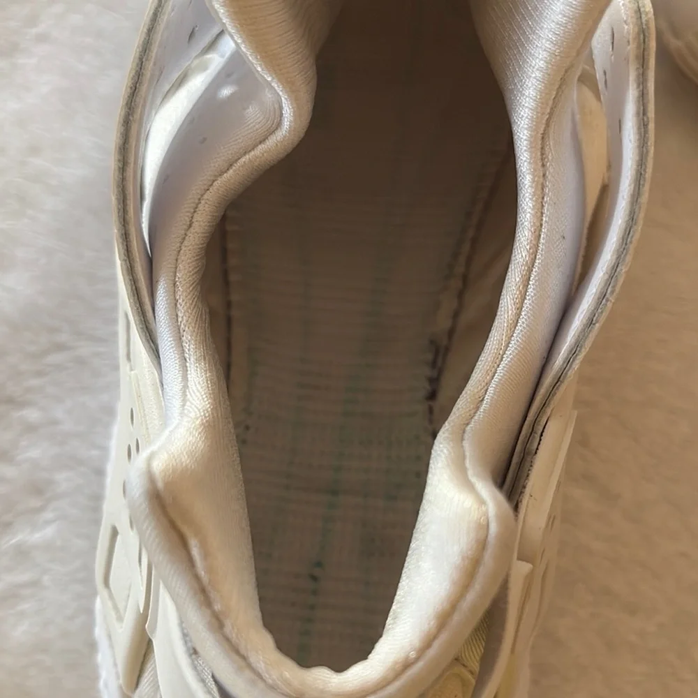 Gently Loved Nike White 2016 Huarache Sneaker **No laces or Inserts **